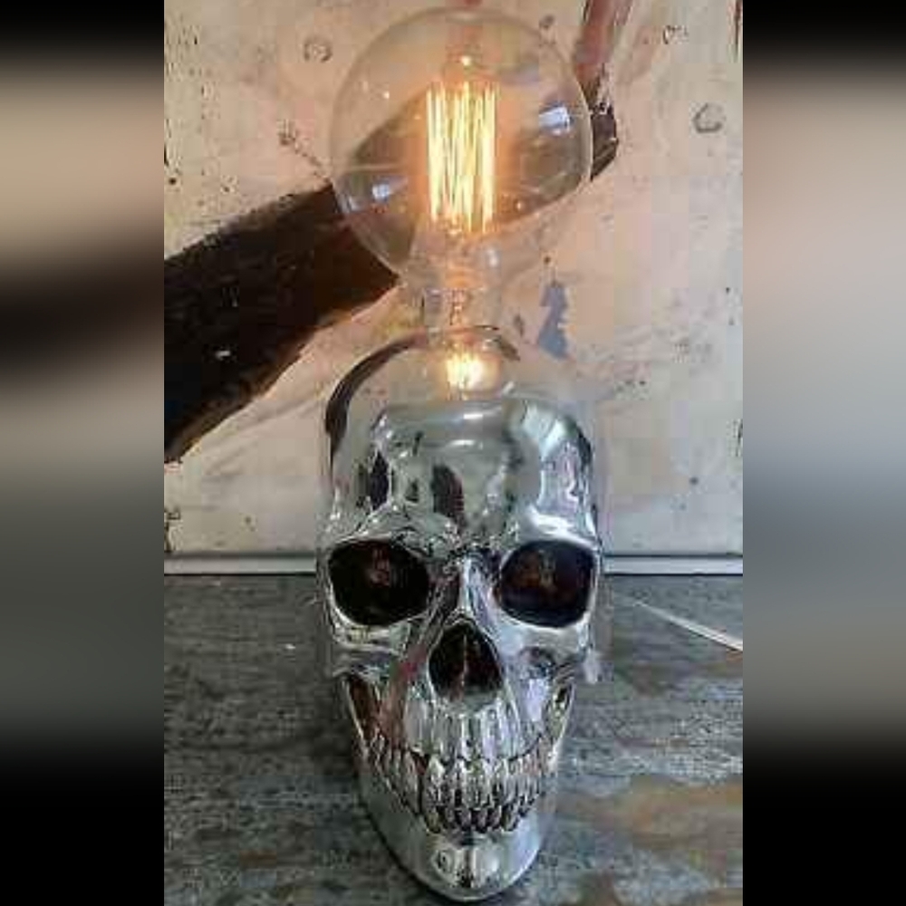 BELLA LUXX SKULL LAMP